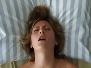 女の子は醜い男の前で足を伸ばした。 動画 ...