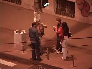クラブの後の通りの真ん中にあるバレリーナ ...