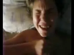 父親は喫煙とポルノ映画の撮影のために娘を ...