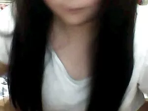 庭で隠しカメラを再生します。 女性 の  ...