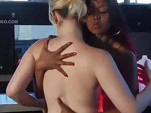 ブロンドは大きなディックを取った。 動画 ...