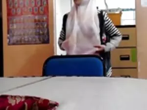 長い髪の女の子が指で滑りや滑り アダルト ...