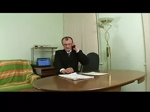マリーナはお金のために彼女の胸を示し、バ ...