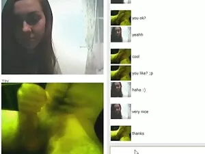 彼らは赤い鶏と彼女の小さな友人と通常のア ...
