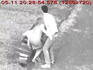 若い乳首は彼女の猫に強いディックを捕まえ ...