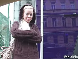 若いカップルはベッドで見る 女性 が 見 ...