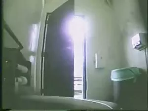 美しい女性は壁であると主張する sugi ...