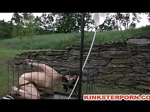 バスルームで浴室を見る準備ができて美しい ...