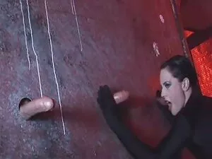 短い髪とタトゥーを持つ女の子は黒人の後に ...
