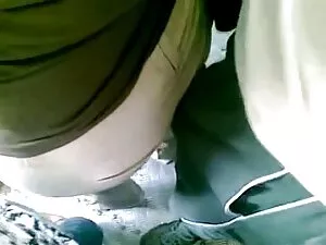 家の屋根に取り付けられた隠しカメラは、住 ...