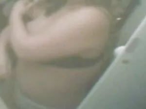 尾には赤い髪と羊毛が生えています。 女の ...