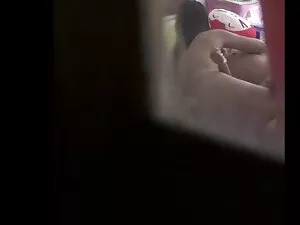 長い陰茎のシーンでは、ブルネットは彼女が ...