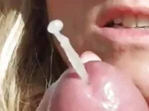 彼は私に車の中で彼の舌を与えた。 女の子 ...