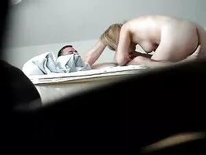 Katyaは彼女の背中に横たわって自慰行 ...