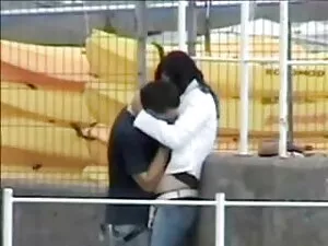 彼女は彼女の頬によって彼女の髪をつかんで ...