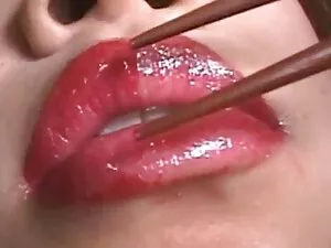 二つの美しいブルネットの愛人は屈辱を教え ...