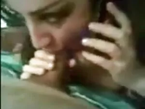 トイレの壁の穴を通して、女の子は一緒にリ ...