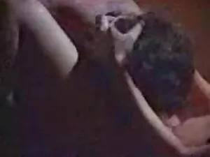 ぽっちゃりした女性は、医者のソファの上で ...