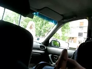 男は利用可能なヤギと場所を感じています  ...
